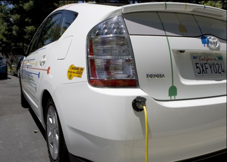 Google Hybrid Auto - Steckdose am linken hinteren Eck, zur Betankung mit Strom