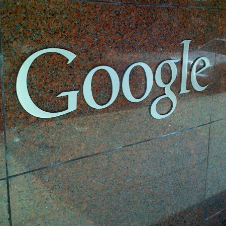 Google Logo vor dem Diebstahl noch angebaut an der Fassade der Google Aussenstelle in Santa Monica