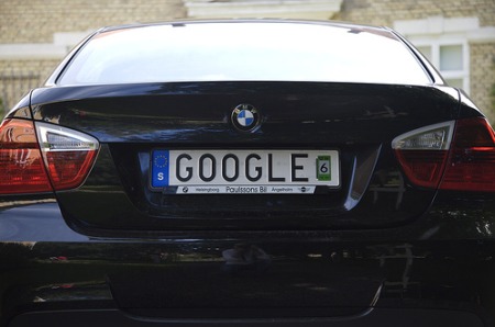 BMW mit Google Nummernschild - Heck Ansicht