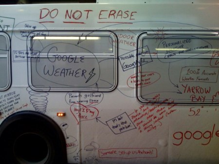 Google Masterplan Mobile: Google Bus mit dem Google Masterplan als Aufdruck