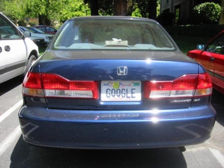 Google Autos - Honda Accord mit Google Nummernschild