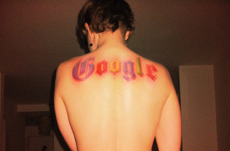 Google Tattoo: grosses Tattoo auf dem Rücken mit Google Schriftzug in Google Farben