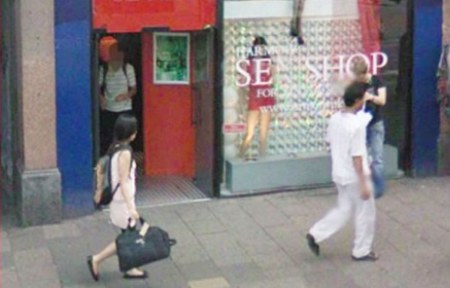 Street View Aufnahme wo ein Besucher den Sex Shop verlässt